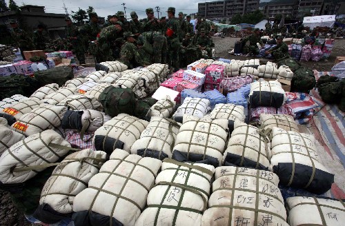 7月21日,空降兵某部官兵準(zhǔn)備撤離。當(dāng)日,在重災(zāi)區(qū)四川省綿竹市漢旺鎮(zhèn)抗震救災(zāi)兩個(gè)多月的空降兵某部2000余名官兵集結(jié)后準(zhǔn)備撤離,當(dāng)?shù)財(cái)?shù)千名群眾聞?dòng)嵹s來送別親人解放軍。 新華社記者 李剛 攝