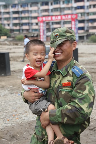 7月21日,空降兵某部軍官與小朋友依依惜別。當(dāng)日,在重災(zāi)區(qū)四川省綿竹市漢旺鎮(zhèn)抗震救災(zāi)兩個(gè)多月的空降兵某部2000余名官兵集結(jié)后準(zhǔn)備撤離,當(dāng)?shù)財(cái)?shù)千名群眾聞?dòng)嵹s來送別親人解放軍。 新華社記者 李剛 攝