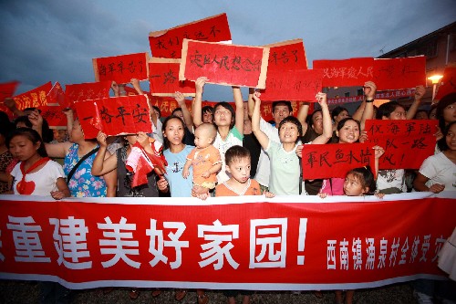 7月23日,災區(qū)群眾自發(fā)地在路邊歡送親人子弟兵。當日,在綿竹市漢旺鎮(zhèn)執(zhí)行抗震救災任務的海軍陸戰(zhàn)隊第一批800名隊員啟程撤離。綿竹市萬名群眾自發(fā)來到救災部隊營地,送別親人子弟兵,表達災區(qū)人民依依不舍的深情厚意。 新華社記者 查春明 攝
