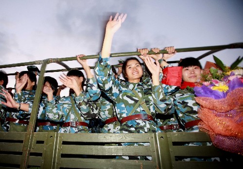 7月23日,準備撤離的海軍陸戰(zhàn)隊女兵含淚向災區(qū)人民告別。 新華社記者 查春明 攝