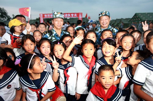 7月23日,海軍援建災區(qū)的天河小學的學生和海軍官兵合影留念。 新華社記者 查春明 攝