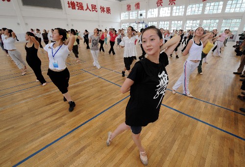7月24日,奧運(yùn)頒獎(jiǎng)禮儀志愿者在接受舞蹈形體培訓(xùn)。 新華社記者 李文 攝