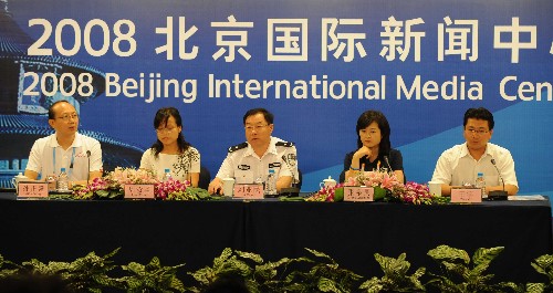 7月24日,抗震救災(zāi)英模在新聞發(fā)布會(huì)上。當(dāng)天,中外奧運(yùn)記者集體采訪了此次汶川地震中的抗震救災(zāi)英模甘肅省徽縣嘉陵鎮(zhèn)武裝部部長(zhǎng)田宇、中央電視臺(tái)記者張泉靈、黑龍江省哈爾濱市公安局特警支隊(duì)支隊(duì)長(zhǎng)劉亞民和四川省彭州市紅巖鎮(zhèn)中心小學(xué)教師周汝蘭。 新華社記者 李文 攝