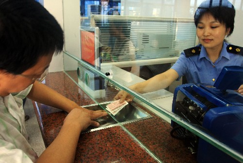7月28日,一位市民在合肥火車站購買動(dòng)車組車票。 新華社記者 陳曄華 攝