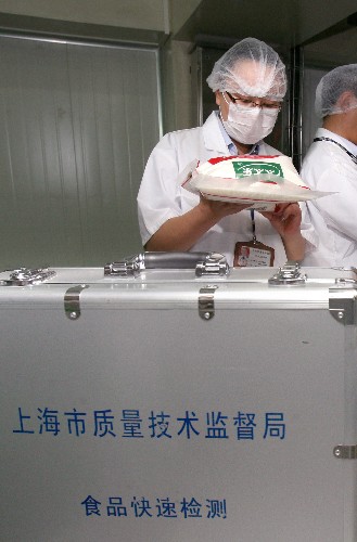 7月29日,上海市質(zhì)量技術(shù)監(jiān)督局的工作人員在一家奧運食品定點企業(yè)生產(chǎn)車間內(nèi)進(jìn)行現(xiàn)場檢測。 新華社記者 劉穎 攝