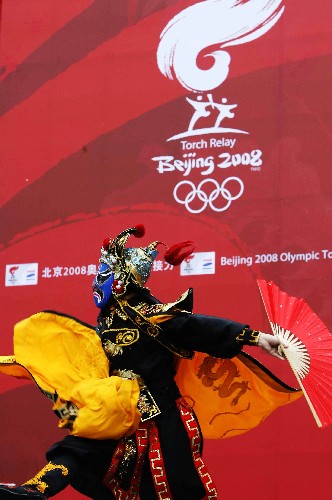 8月3日,演員在圣火傳遞終點(diǎn)表演變臉,為傳遞助興。當(dāng)日,北京奧運(yùn)圣火在四川省廣安市傳遞。 新華社記者 魯金博 攝