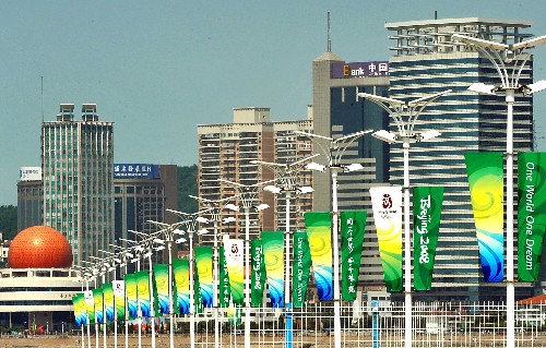 奧帆中心內(nèi)的太陽(yáng)能照明路燈(8月3日攝),中心內(nèi)共安裝有168盞太陽(yáng)能景觀燈,每盞可供35瓦鈉燈每天照明8小時(shí),每年節(jié)電約1.7萬(wàn)度。 青島奧帆中心在場(chǎng)館建設(shè)中倡導(dǎo)“科技奧運(yùn)、綠色奧運(yùn)”的理念,大量利用太陽(yáng)能、風(fēng)能等清潔能源,成為集循環(huán)經(jīng)濟(jì)示范和新能源應(yīng)用等為一體的現(xiàn)代化賽場(chǎng)。 新華社記者 宋振平 攝