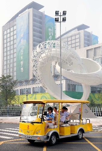8月1日,一輛電瓶車經(jīng)過青島奧帆中心的運(yùn)動(dòng)員村。 在青島奧帆中心,有一個(gè)受到多方稱贊的