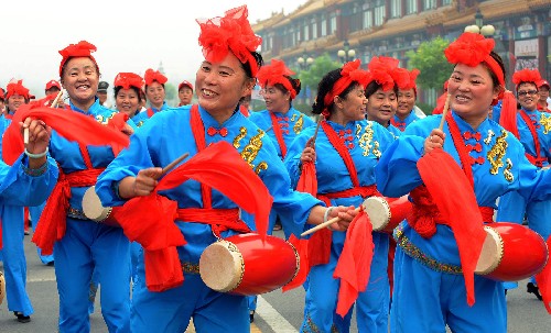 8月7日,北京市昌平區(qū)鄭各莊村村民打起腰鼓,為圣火傳遞加油。當(dāng)日,北京奧運(yùn)圣火在北京市傳遞。 新華社記者 張旭 攝