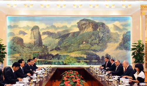 8月8日,中國(guó)國(guó)家主席胡錦濤在北京人民大會(huì)堂會(huì)見(jiàn)前來(lái)參加北京奧運(yùn)會(huì)開(kāi)幕式和相關(guān)活動(dòng)的以色列總統(tǒng)佩雷斯。 新華社記者 李濤 攝