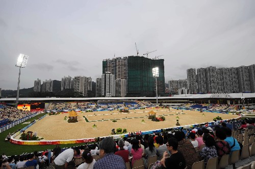8月9日,觀眾在比賽場(chǎng)觀看比賽。當(dāng)日,北京奧運(yùn)會(huì)馬術(shù)比賽在香港正式開始。馬術(shù)比賽的三項(xiàng)賽之盛裝舞步個(gè)人賽在第一個(gè)比賽日展開。 新華社記者 呂小煒 攝
