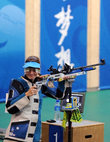 8月9日,捷克選手卡·埃蒙斯以503.5環(huán)的總成績奪得北京奧運會射擊女子10米氣步槍金牌。 新華社記者 王慶欽 攝