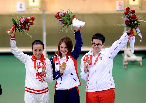 8月9日,捷克選手卡·埃蒙斯(中)、俄羅斯選手加爾金娜(左)和克羅地亞選手佩耶季奇在領(lǐng)獎臺上向觀眾致意。當日,卡·埃蒙斯以503.5環(huán)的總成績奪得北京奧運會射擊女子10米氣步槍金牌。加爾金娜和佩耶季奇分獲二三名。 新華社記者 李尕 攝