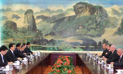 8月11日,中國(guó)國(guó)家主席胡錦濤在北京人民大會(huì)堂會(huì)見(jiàn)前來(lái)參加北京奧運(yùn)會(huì)開(kāi)幕式和相關(guān)活動(dòng)的斯洛伐克總統(tǒng)加什帕羅維奇。 新華社記者 樊如鈞 攝