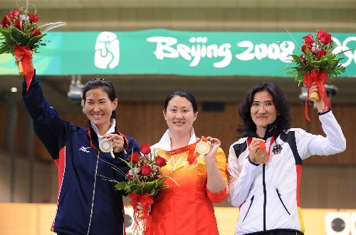 8月13日,中國選手陳穎(中)在北京奧運會射擊女子25米手槍決賽中以793.4環(huán)的總成績獲得金牌。蒙古選手奧特里亞德·貢德格瑪(左)和德國選手道爾吉蘇倫·蒙赫巴亞爾分別以792.2環(huán)和789.2環(huán)的總成績獲得銀牌和銅牌。 新華社記者 焦衛(wèi)平 攝