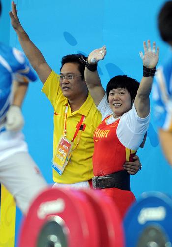 8月13日,中國(guó)選手劉春紅(右)和女舉總教練馬文輝向觀眾致意。 新華社記者 楊磊 攝