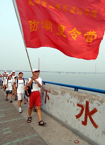 8月18日,外來(lái)務(wù)工人員子女在錢(qián)塘江邊開(kāi)展夏令營(yíng)活動(dòng)。 新華社記者 黃深鋼 攝