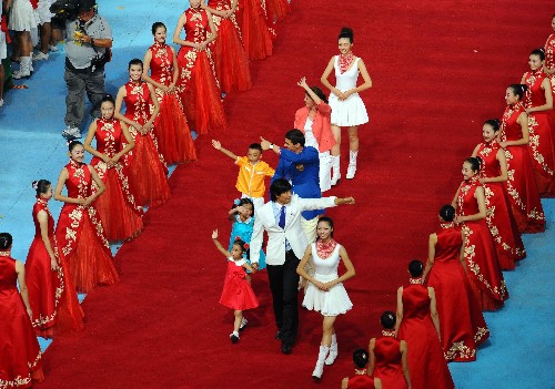 2008年8月24日,2008年北京奧運(yùn)會(huì)在國(guó)家體育場(chǎng)——“鳥(niǎo)巢”隆重閉幕。這是國(guó)際奧委會(huì)新當(dāng)選的運(yùn)動(dòng)員委員會(huì)委員向觀眾致意。 新華社記者 郭大岳 攝