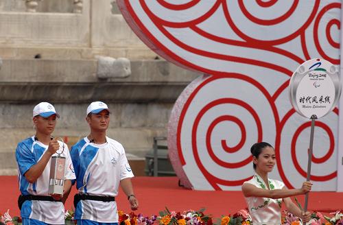 8月28日,北京殘奧會圣火采集暨火炬接力啟動儀式在北京天壇祈年殿南廣場舉行。這是殘奧圣火接力“時代風(fēng)采線”的圣火護衛(wèi)手持火種燈走出儀式現(xiàn)場。 新華社記者 徐亮 攝