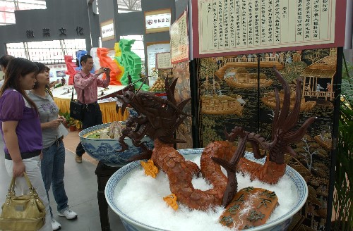 9月5日,游客觀看徽州特色菜肴展示。 當(dāng)日,以“弘揚(yáng)徽菜文化、發(fā)展美食產(chǎn)業(yè),促進(jìn)旅游發(fā)展”為主題的第三屆中國(guó)徽菜美食旅游節(jié)在合肥舉行。此次美食節(jié)將舉行中華風(fēng)味小吃展,烹飪技能大賽、2008安徽名宴大賽、合肥特色農(nóng)家美食評(píng)選等活動(dòng)。 新華社發(fā)