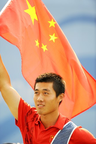 9月14日,中國選手成昌杰揮舞國旗慶祝勝利。 當(dāng)日,在北京2008年殘奧會男子個人反曲弓-坐姿1級/坐姿2級決賽中,中國選手成昌杰以108環(huán)比104環(huán)戰(zhàn)勝意大利選手馬爾科·維塔萊,獲得金牌。 新華社記者 索朗羅布 攝