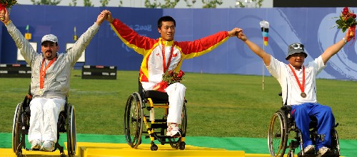 9月14日,中國選手成昌杰(中)、意大利選手馬爾科·維塔萊(左)和中華臺北選手曾隆輝在頒獎儀式上。 當(dāng)日,在北京2008年殘奧會男子個人反曲弓-坐姿1級/坐姿2級決賽中,中國選手成昌杰獲得金牌,意大利選手馬爾科·維塔萊和中華臺北選手曾隆輝分獲二、三名。 新華社記者索朗羅布攝