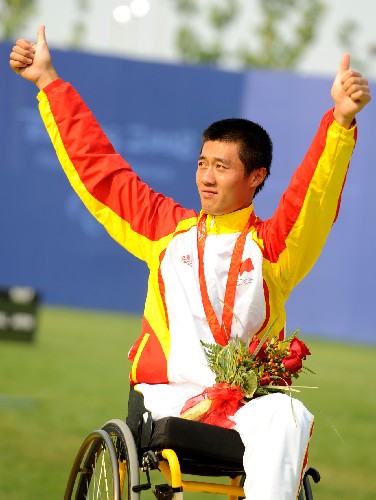 9月14日,中國選手成昌杰在頒獎儀式上向觀眾致意。 當(dāng)日,在北京2008年殘奧會男子個人反曲弓-坐姿1級/坐姿2級決賽中,中國選手成昌杰獲得金牌。 新華社記者索朗羅布攝