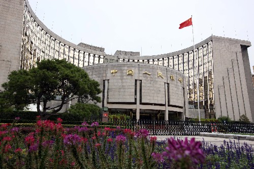 中國人民銀行決定:從10月9日起下調(diào)一年期人民幣存貸款基準利率各0.27個百分點,其他期限檔次存貸款基準利率作相應調(diào)整;從10月15日起下調(diào)存款類金融機構人民幣存款準備金率0.5個百分點。 這是位于北京西長安街上的中國人民銀行大樓(10月9日攝)。 新華社記者 高學余 攝