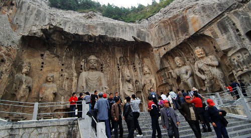 10月19日,河南龍門(mén)石窟景區(qū)內(nèi)游人如織。 記者在河南一些著名旅游景點(diǎn)看到,雖然黃金周已過(guò),但這些景點(diǎn)依然游人如織。據(jù)了解,很多游客專(zhuān)門(mén)避開(kāi)黃金周利用休息日游玩。 新華社記者丁海濤攝