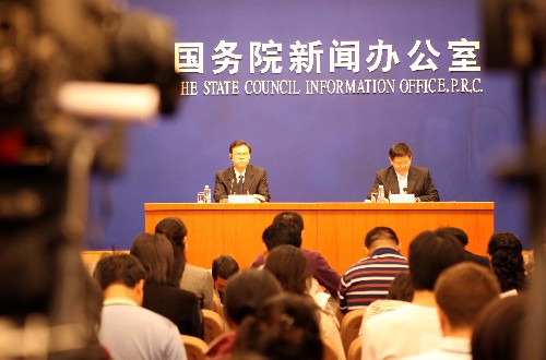10月20日,國(guó)家統(tǒng)計(jì)局新聞發(fā)言人李曉超(右)在國(guó)務(wù)院新聞辦舉行的新聞發(fā)布會(huì)上介紹說(shuō),前三季度我國(guó)國(guó)內(nèi)生產(chǎn)總值(GDP)同比增長(zhǎng)9.9%,居民消費(fèi)價(jià)格總水平(CPI)同比上漲7.0%。 新華社記者 高學(xué)余攝