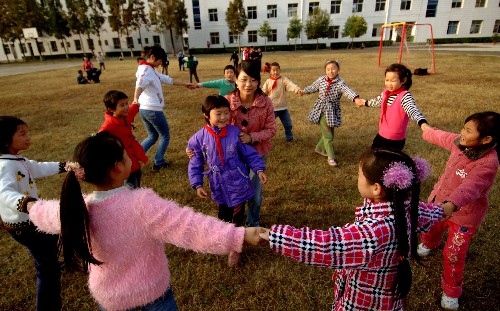 10月21日,在石泉縣池河小學(xué)留守兒童成長(zhǎng)中心,孩子們與志愿者一起玩耍。 近日,陜西省石泉縣招募的首批30名志愿者,在全縣已經(jīng)建成的15個(gè)留守兒童成長(zhǎng)中心上崗。這些志愿者將專門針對(duì)留守兒童進(jìn)行生活及安全指導(dǎo)、學(xué)習(xí)輔導(dǎo)和心理疏導(dǎo)等工作。石泉縣義務(wù)教育在校學(xué)生中,共有留守兒童11834人,占在校生的48.4%。為切實(shí)解決留守兒童父母常年在外務(wù)工,不能照料孩子的問題,陜西省石泉縣決定從縣人才庫(kù)中招錄師范類大中專畢業(yè)生志愿者,任留守兒童教育成長(zhǎng)中心輔導(dǎo)教師。 新華社記者丁海濤攝