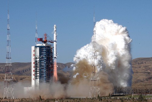 10月25日9時15分,我國在太原衛(wèi)星發(fā)射中心用“長征四號乙”運載火箭,成功將“實踐六號”03組2顆空間環(huán)境探測衛(wèi)星送入太空。 新華社記者汪永基攝