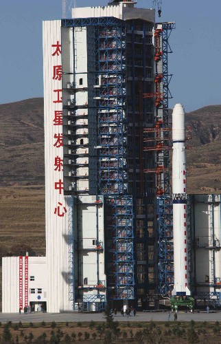 10月25日上午,“實踐六號”03組衛(wèi)星在太原衛(wèi)星發(fā)射中心新建的航天發(fā)射工位成功發(fā)射,標(biāo)志著這個中心航天發(fā)射能力實現(xiàn)新的躍升,綜合技術(shù)水平步入先進(jìn)行列。 太原衛(wèi)星發(fā)射中心新發(fā)射工位是國家級重點建設(shè)項目,2006年6月立項,2008年9月正式建成,我國極地軌道衛(wèi)星發(fā)射又添新的測試發(fā)射系統(tǒng)。 新發(fā)射工位采用了新的建筑工藝和自動化控制技術(shù),建設(shè)成本更低廉,維護(hù)保養(yǎng)更便捷,測試流程更高效,現(xiàn)代化、信息化程度達(dá)到了新的水平。 這是太原衛(wèi)星發(fā)射中心新發(fā)射工位(10月25日攝)。 新華社記者汪永基攝