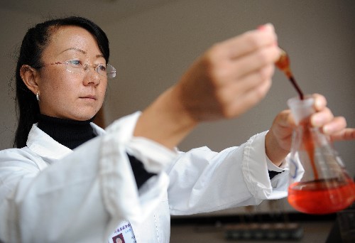 10月25日,云南省大理白族自治州洱源縣污水處理廠的檢驗員馬利娟正在檢測水樣。大理州在洱海源頭的洱源縣設(shè)立了污水處理廠,專門處理當(dāng)?shù)氐纳钗鬯?位于云南省大理白族自治州的洱海是云南第二大淡水湖泊,湖面面積253平方公里,也是大理風(fēng)景名勝區(qū)和蒼洱自然保護(hù)區(qū)的核心,被大理人民譽(yù)為“母親湖”。1996年和2003年,洱海兩次發(fā)生大面積藍(lán)藻暴發(fā),水質(zhì)一度降到IV類。為有效保護(hù)洱海生態(tài)環(huán)境,大理州從2003年開始“像保護(hù)眼睛一樣保護(hù)洱海”,先后投入資金近20億元,全面實施了洱海生態(tài)修復(fù)、環(huán)湖治污和截污、流域內(nèi)農(nóng)業(yè)農(nóng)村湖源污染治理等措施。目前洱海綜合治理已經(jīng)取得明顯成效,2008年前9個月的洱海水質(zhì)監(jiān)測結(jié)果表明:洱海水質(zhì)總體保持在II類,生態(tài)環(huán)境得到了明顯的改善,“高原明珠”重放光彩。 新華社記者藺以光攝