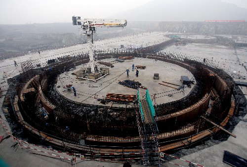 這是在建的方家山核電工程核島區(qū)(11月1日攝)。位于浙江海鹽的方家山核電工程是中國(guó)首座核電站——秦山核電站的擴(kuò)建工程,規(guī)劃建設(shè)兩臺(tái)百萬(wàn)千瓦級(jí)壓水堆核電機(jī)組,預(yù)計(jì)兩臺(tái)機(jī)組分別在2013年底、2014年正式投入商業(yè)運(yùn)行。目前,方家山核電工程建設(shè)進(jìn)展順利。 新華社發(fā)