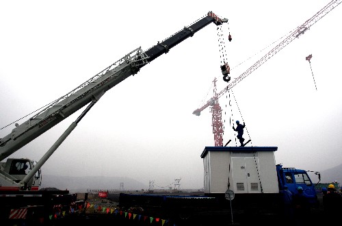 11月1日,吊車在方家山核電工程現(xiàn)場(chǎng)起吊配電室。位于浙江海鹽的方家山核電工程是中國(guó)首座核電站——秦山核電站的擴(kuò)建工程,規(guī)劃建設(shè)兩臺(tái)百萬(wàn)千瓦級(jí)壓水堆核電機(jī)組,預(yù)計(jì)兩臺(tái)機(jī)組分別在2013年底、2014年正式投入商業(yè)運(yùn)行。目前,方家山核電工程建設(shè)進(jìn)展順利。 新華社發(fā)
