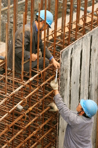 11月1日,施工人員在方家山核電工程核島區(qū)作業(yè)。位于浙江海鹽的方家山核電工程是中國(guó)首座核電站——秦山核電站的擴(kuò)建工程,規(guī)劃建設(shè)兩臺(tái)百萬(wàn)千瓦級(jí)壓水堆核電機(jī)組,預(yù)計(jì)兩臺(tái)機(jī)組分別在2013年底、2014年正式投入商業(yè)運(yùn)行。目前,方家山核電工程建設(shè)進(jìn)展順利。 新華社發(fā)