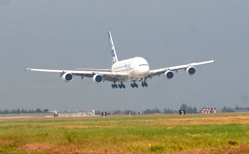 11月3日,空客A380客機(jī)的一名副駕駛員在駕駛艙里。 當(dāng)日,目前世界最大客機(jī)——被稱(chēng)為“空中巨無(wú)霸”的空客A380客機(jī)飛抵珠海機(jī)場(chǎng)。從11月4日開(kāi)始,這架客機(jī)將在第7屆中國(guó)國(guó)際航空航天博覽會(huì)(珠海航展)上進(jìn)行靜態(tài)展示及飛行表演。這是空中客車(chē)A380客機(jī)首次參加珠海航展。 新華社記者周文杰攝