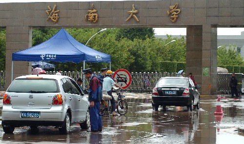 11月4日,海南大學(xué)校門口設(shè)立檢查區(qū),進(jìn)出校門須經(jīng)過嚴(yán)格檢查。 11月1日起,海南大學(xué)為防控霍亂疫情進(jìn)行封校管理,無特殊原因?qū)W生和非當(dāng)日排班教師不得出入校區(qū)。學(xué)校工作人員協(xié)助衛(wèi)生防疫部門對學(xué)校食堂、宿舍、教室、圖書館等公共場所和衛(wèi)生死角進(jìn)行全面消毒。按衛(wèi)生廳要求全校師生連續(xù)服用三天預(yù)防藥物確保疫情不擴(kuò)散。 目前,海南省最早發(fā)生霍亂疫情的儋州市已連續(xù)兩天無新發(fā)病例;在海南大學(xué)發(fā)現(xiàn)的8位大學(xué)生霍亂病例,病情有所好轉(zhuǎn);在海南大學(xué)醫(yī)院隔離觀察的其他腹瀉學(xué)生,已全部服藥,癥狀減輕,海南大學(xué)無新發(fā)腹瀉病人。據(jù)初步調(diào)查,海南大學(xué)發(fā)生霍亂疫情的原因已排除學(xué)校食堂炊事人員污染食源的可能性,而極有可能是發(fā)病集中的學(xué)生宿舍廁所下水道堵塞,糞便外溢導(dǎo)致學(xué)生受傳染。 新華社記者 郭程 攝