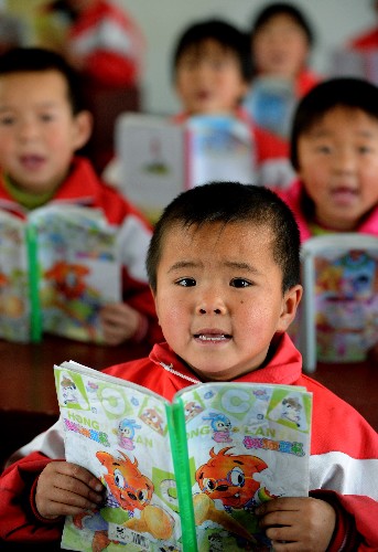 11月11日,吳起縣周灣小學(xué)一年級學(xué)生在上課。吳起縣城鄉(xiāng)學(xué)齡兒童入學(xué)率、鞏固率均達(dá)100%。 2007年,陜西省吳起縣實(shí)施人民滿意教育工程,當(dāng)年在陜西省率先提出免費(fèi)12年義務(wù)教育,實(shí)行免除學(xué)雜費(fèi)、取暖費(fèi)、住宿費(fèi)、課本費(fèi)、電教費(fèi)和補(bǔ)助生活費(fèi)“五免一補(bǔ)”政策,撤并10人以下的158所偏遠(yuǎn)鄉(xiāng)村小學(xué),將1200多名學(xué)生全部集中到鄉(xiāng)鎮(zhèn)中心小學(xué)學(xué)習(xí),推行寄宿制,實(shí)現(xiàn)城鄉(xiāng)教育公平。 新華社記者 陶明 攝