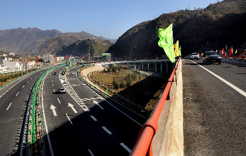 11月28日,汽車行駛在柞小高速公路上。 當(dāng)日,國家高速包頭至茂名線陜西境柞小高速公路(柞水—小河)建成通車。 2005年10月開工建設(shè)的柞小高速公路,聯(lián)系陜南、關(guān)中和陜北三大經(jīng)濟(jì)區(qū),全長71.67公里,概算投資48.7億元。全線采用4車道高速公路標(biāo)準(zhǔn)建設(shè),設(shè)計行車速度80公里/小時, 橋隧比例占路線總長的65%,由于工程艱巨,每公里造價高達(dá)6800萬元。它的建成通車,將完善全國和陜西省公路網(wǎng)結(jié)構(gòu),促進(jìn)秦巴山區(qū)經(jīng)濟(jì)發(fā)展。 新華社記者 陶明 攝