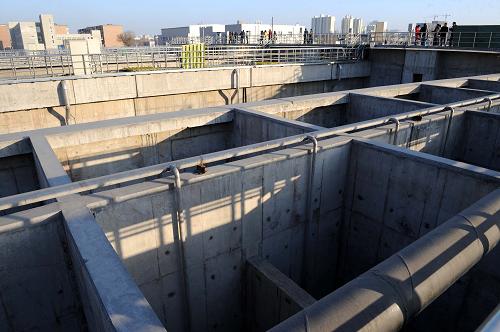 呼和浩特市公主府污水處理廠已經(jīng)建成的污水曝氣池(12月16日攝)。內(nèi)蒙古呼和浩特市規(guī)模最大的城市污水處理廠主體工程近日竣工,進(jìn)入電源線路鋪設(shè)和綜合調(diào)試階段。該工程投產(chǎn)運(yùn)行后,廠區(qū)每天可處理5萬噸城市污水,呼和浩特市的城市污水無害化處理率將達(dá)到80%以上。新華社記者 張領(lǐng) 攝