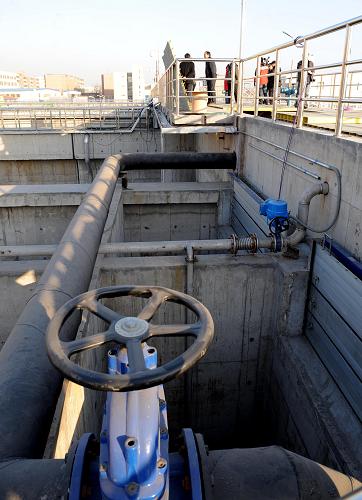 呼和浩特市公主府污水處理廠已經(jīng)建成的污水曝氣池(12月16日攝)。 新華社記者 張領(lǐng) 攝
