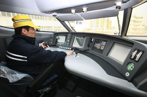 12月16日,一名列車司機(jī)正在測試列車的動力系統(tǒng)。 新華社記者 裴鑫 攝