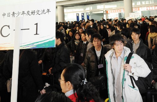 12月18日,日本青少年友好使者代表團(tuán)部分成員走出北京首都國(guó)際機(jī)場(chǎng)。 新華社記者 金良快攝