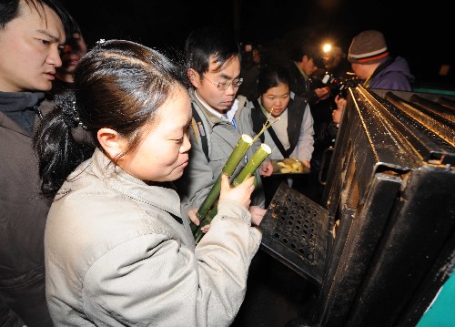 12月23日,工作人員查看裝籠上車的大熊貓。 當日,大熊貓“團團”“圓圓”將乘專機飛赴臺灣。目前,“團團”“圓圓”已被送上開往成都雙流機場的全封閉式貨車,身體、精神狀況良好。 新華社記者陳燮攝