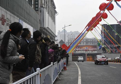 12月28日,武漢市民爭(zhēng)睹隧道試通車盛況。 新華社記者 熊金超 攝