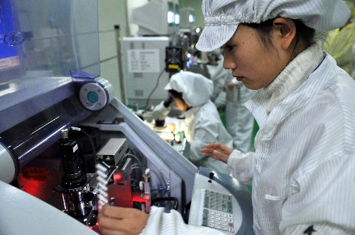 一位員工在佛山市南海區(qū)的一家高科技企業(yè)中工作(2008年12月1日攝)。 新華社記者 壯錦 攝