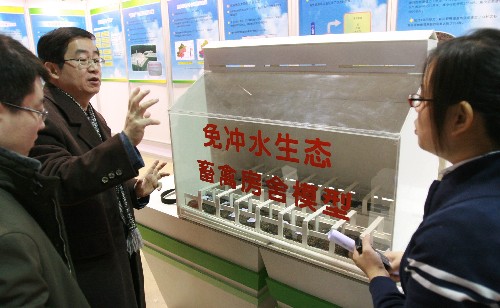 1月7日,參觀者在北京新農(nóng)村建設(shè)展覽會上了解免沖水生態(tài)畜禽房舍模型。 當(dāng)日,“2009科技促進北京新農(nóng)村建設(shè)展覽會”在北京展覽館開幕,展會以“新科技、新農(nóng)村、新北京”為主題,總結(jié)和宣傳近年來北京新農(nóng)村建設(shè)的成效,展示農(nóng)村優(yōu)秀科技成果和典型案例。 新華社發(fā)(陳曉根 攝)