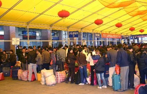 1月8日,旅客在廈門火車站廣場臨時搭起的防雨篷內(nèi)候車、休息。 當日零時,廈門火車站全面啟動春運工作,加崗工作人員全部到位,火車站的購票、候車、問詢服務功能區(qū)也全部進入春運狀態(tài),開往鄭州、景德鎮(zhèn)方向的臨客也于當日起運行。 按國家相關部門部署,2009年春運自1月11日起至2月19日止,共計40天。作為閩南地區(qū)最大的火車站,廈門火車站今年春運預計發(fā)送旅客74萬人,日均發(fā)送1.85萬人,將增開鄭州、成都、漢口等方向的臨客8對。 新華社記者 項開來 攝